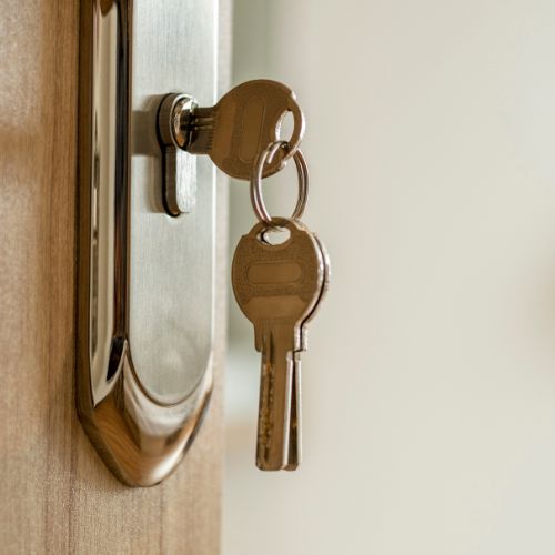 clé qui tourne dans la serrure